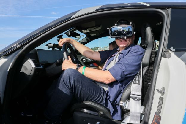 Mithilfe der Kameralinsen an der Front der Varjo-Brille sieht man seine Umgebung. (Bild: Wolfgang Groeger-Meier für BMW)